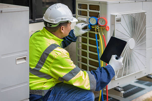 Professional Hvac technician working in Bellevue, KY